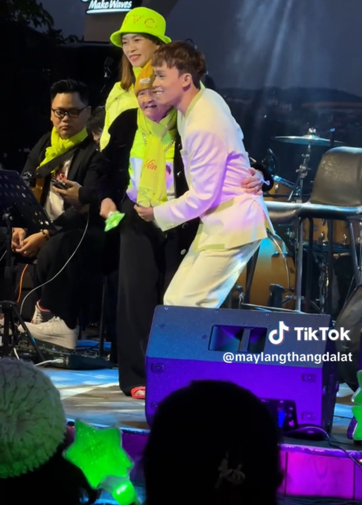 Hồ Văn Cường ghi điểm bởi hành động đẹp khi được fan 85 tuổi tặng tiền trên sân khấu - Ảnh 4
